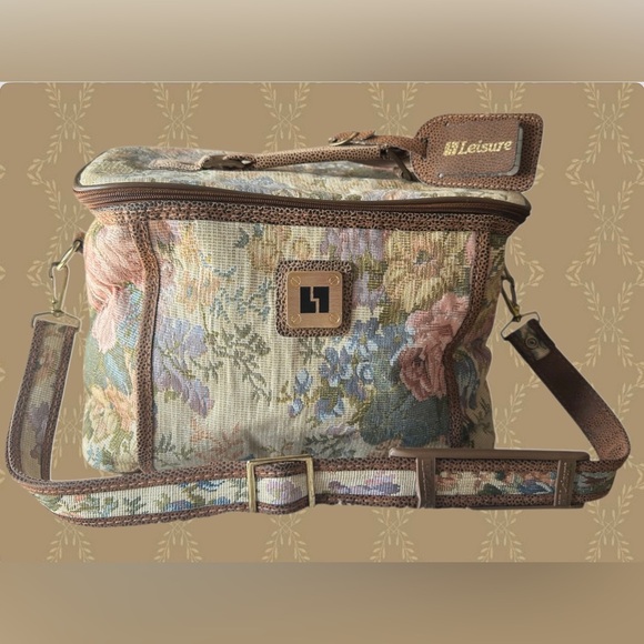 Leisure Luggage Handbags - Leisure Luggage Vintage 1980’s Tapestry Travel Vanity Case with lock & keys NWOT